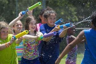 水枪成人打水仗视频,水枪大战成人版，欢乐无限！