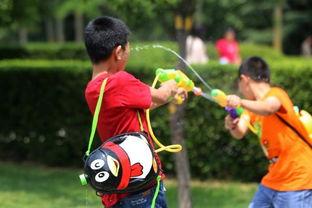 水枪成人打水仗视频,水枪大战成人版，欢乐无限！