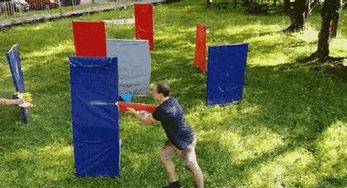 水枪成人打水仗视频,水枪大战成人版，欢乐无限！