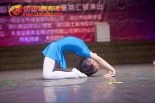 成人班形体舞蹈视频,形韵飞扬——成人班形体舞蹈风采展示