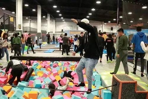 男生成人蹦床游戏视频