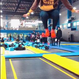 男生成人蹦床游戏视频