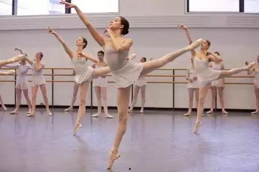 腿部舞蹈成人简单动作视频,跟随简单动作视频轻松舞动身心