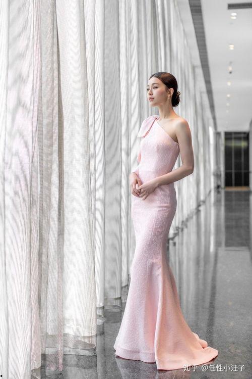 生日礼服成人抹胸视频,成人抹胸生日礼服时尚演绎