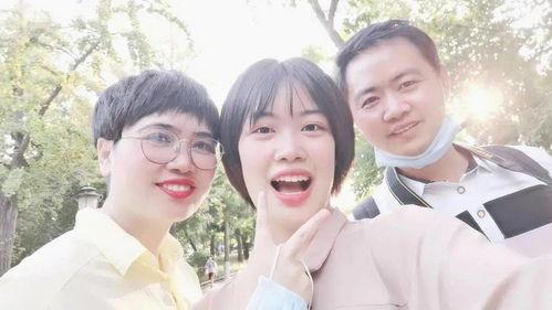 成人爸妈送花的视频