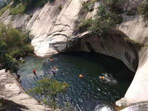 玩水视频儿童成人,儿童与成人共享欢乐玩水时光