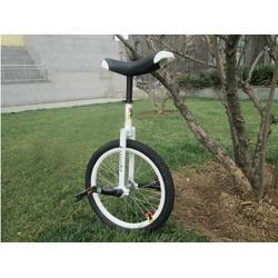 独轮车成人表演视频,惊险刺激的极限运动风采  第3张