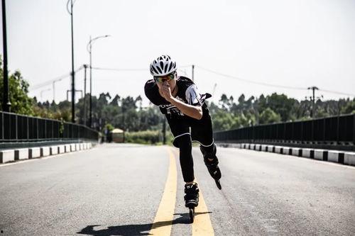 成人初练轮滑视频  第3张