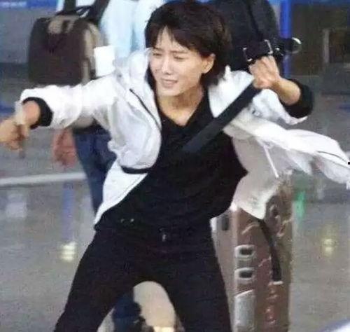 成人摔倒姿势视频,揭秘成人摔倒的常见姿势与预防策略  第2张